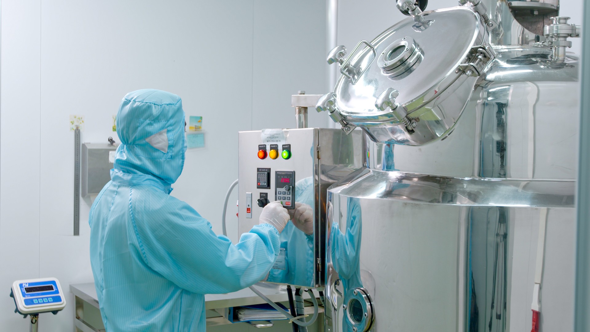 Dây chuyền sản xuất Nước tắm gội Dr.Papie tại Nhà máy Công nghệ cao STARMED (Hưng Yên) được vận hành theo tiêu chuẩn ISO 13485.