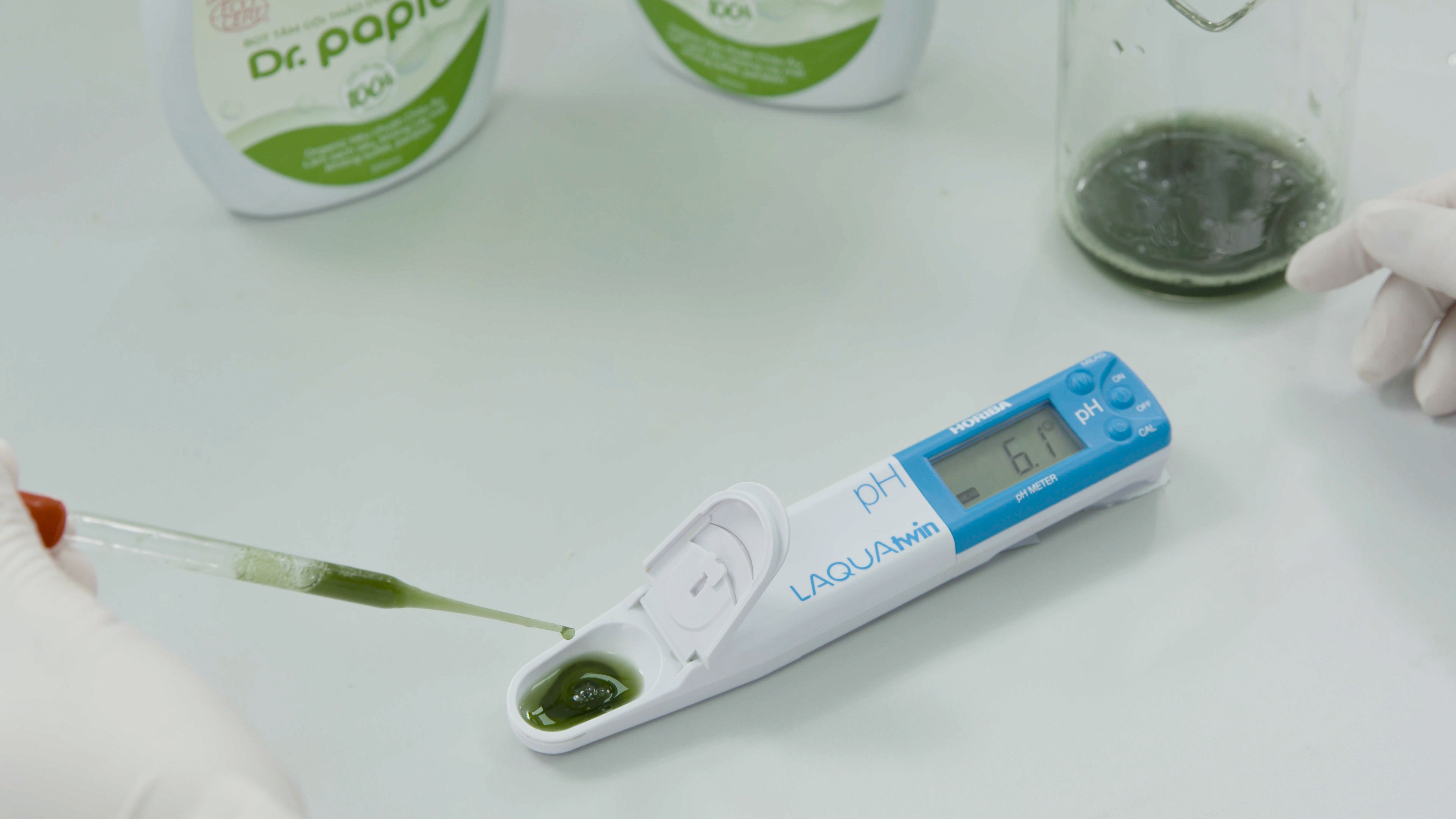 Dung dịch thành phẩm được kiểm tra bảo đảm độ pH ổn định trong khoảng 5,8–6,4 – tiêu chuẩn an toàn cho da trẻ sơ sinh.