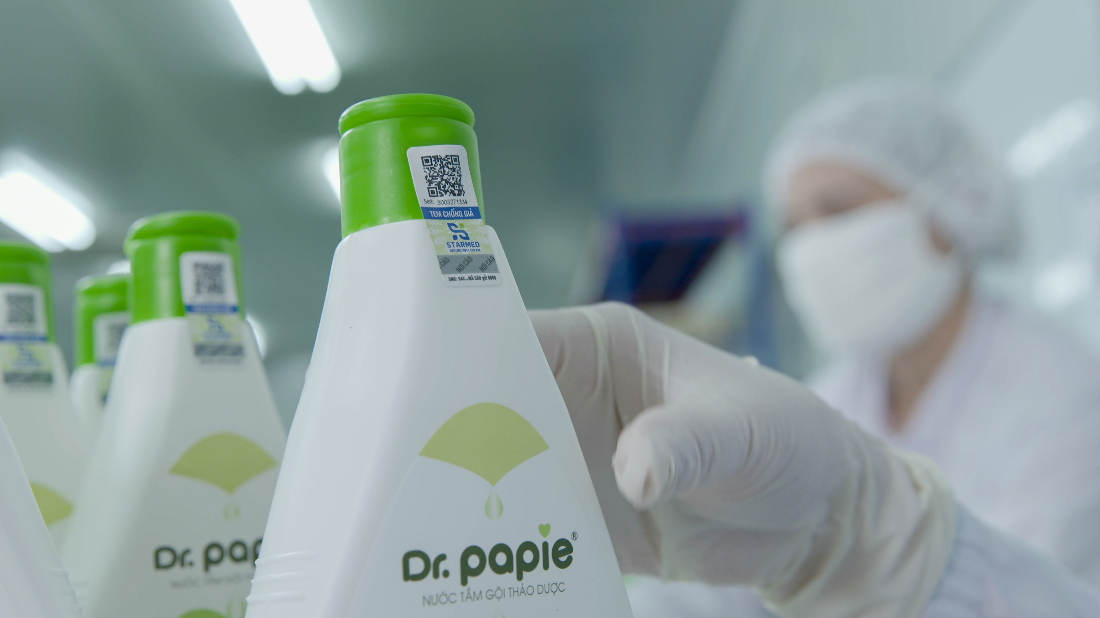 Mỗi sản phẩm Tắm gội thảo dược Dr.Papie đều có tem truy xuất nguồn gốc QR code, giúp kiểm soát và minh bạch hóa toàn bộ quy trình sản xuất.