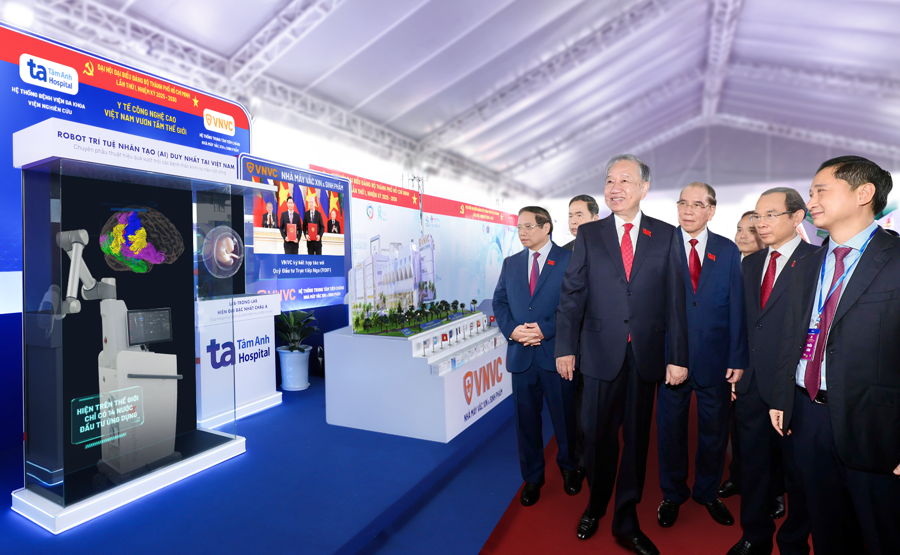 Tổng Bí thư Tô Lâm và các lãnh đạo, nguyên lãnh đạo Đảng và Nhà nước đã tham quan không gian triển lãm hệ sinh thái Bệnh viện Tâm Anh - Vắc xin VNVC. Ảnh: BVĐK Tâm Anh