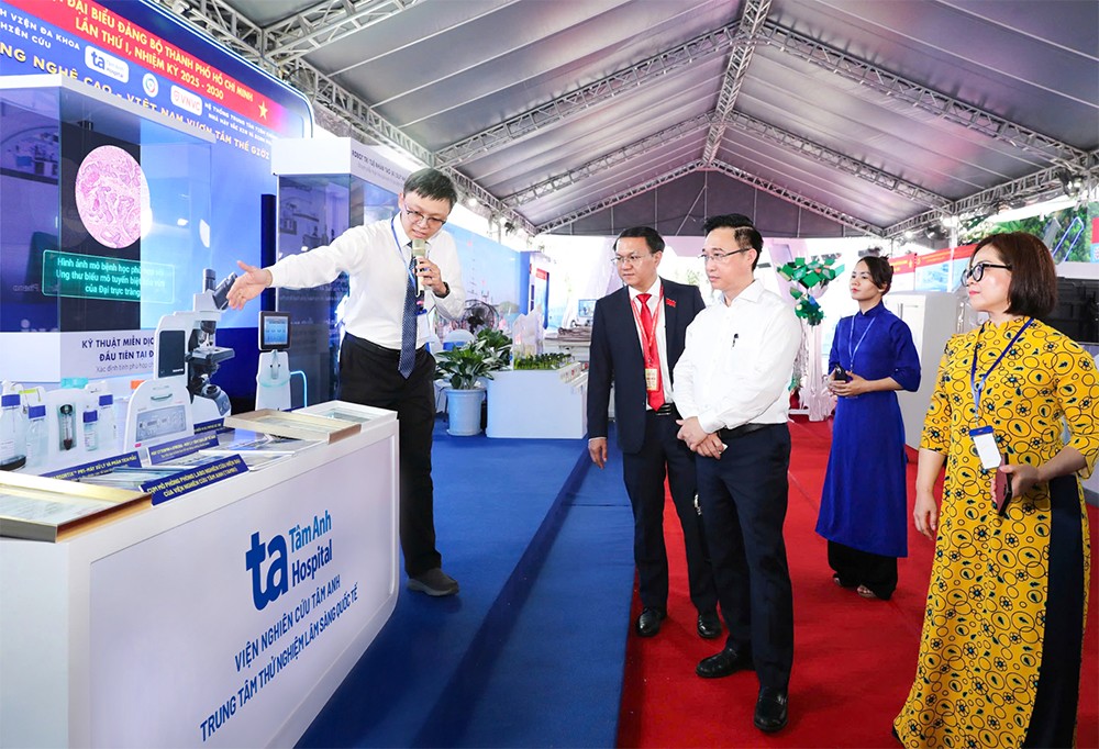 TS.BS Chu Tấn Huy, Trưởng nhóm Miễn dịch Ung thư, Viện Nghiên cứu Tâm Anh (TAMRI) (bên trái) đại diện chia sẻ về hàng loạt công nghệ y khoa tiên phong, thể hiện bước tiến của y tế Việt Nam trên bản đồ y học thế giới của Hệ sinh thái Tâm Anh - VNVC đến Phó Bí thư Thành uỷ TP.HCM Đặng Minh Thông và Giám đốc Sở Khoa học và Công nghệ TP.HCM Lâm Đình Thắng. Ảnh: Hoàng Triều