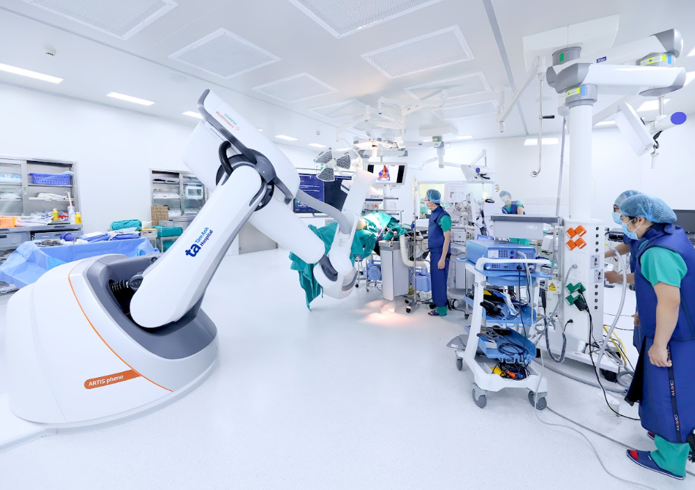 BVĐK Tâm Anh TP.HCM trang bị hệ thống phòng mổ Hybrid vô khuẩn hiện đại có thể thực hiện các cận lâm sàng chuyên sâu ngay tại phòng mổ, can thiệp và phẫu thuật. Ảnh: BVĐK Tâm Anh.