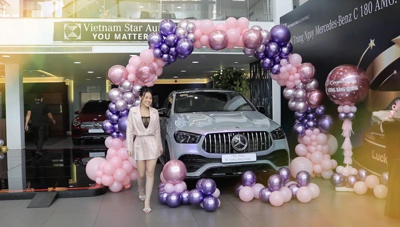 Chiếc xe đầu tiên mà Ngân 98 sở hữu chính là Mercedes-Benz GLE 53 màu tím được mua vào năm 2023 với giá khoảng 4,7 tỷ đồng.