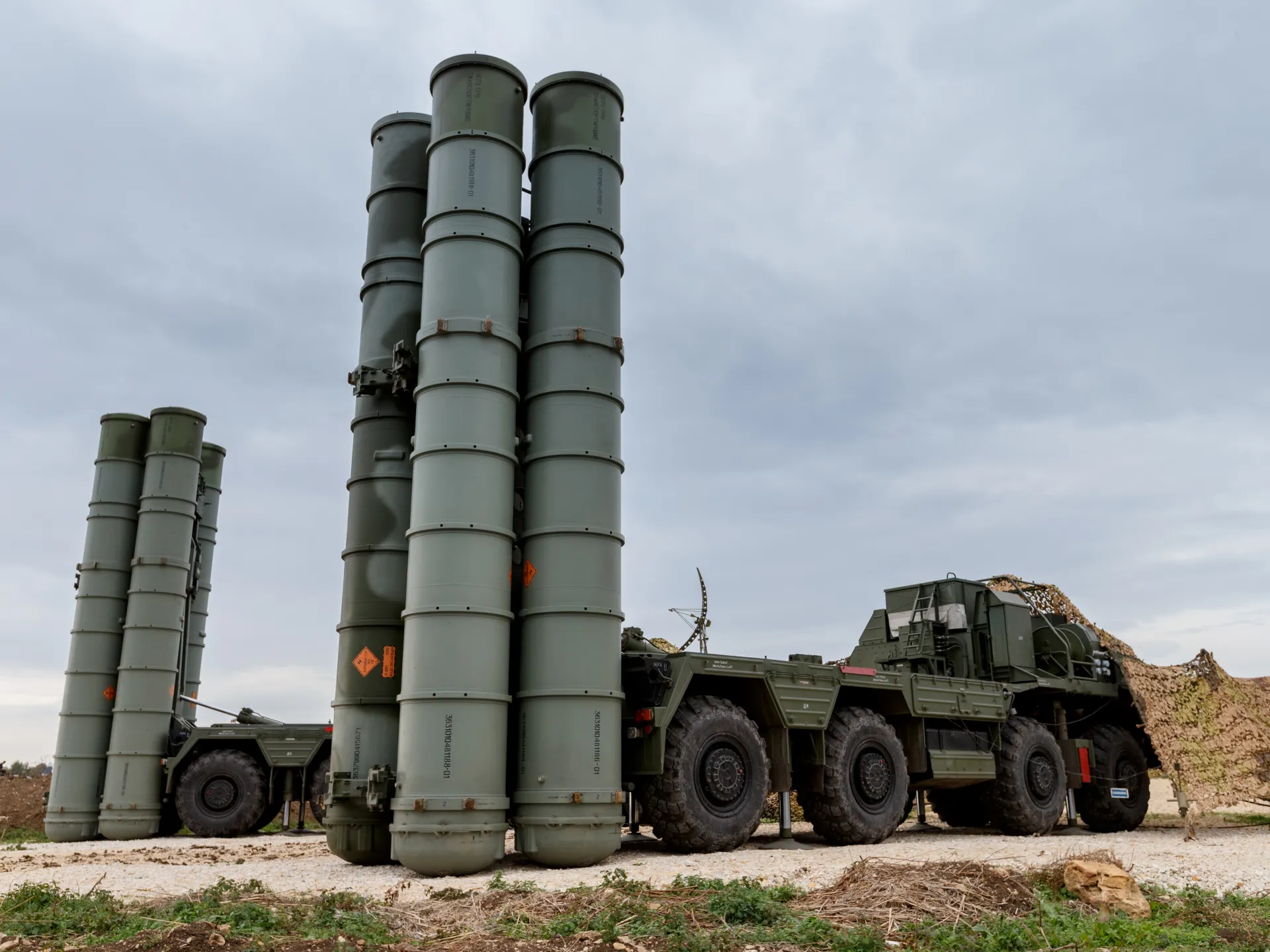 Xe phóng tên lửa phòng không S-400 do Nga sản xuất. Ảnh: Al Jazeera.