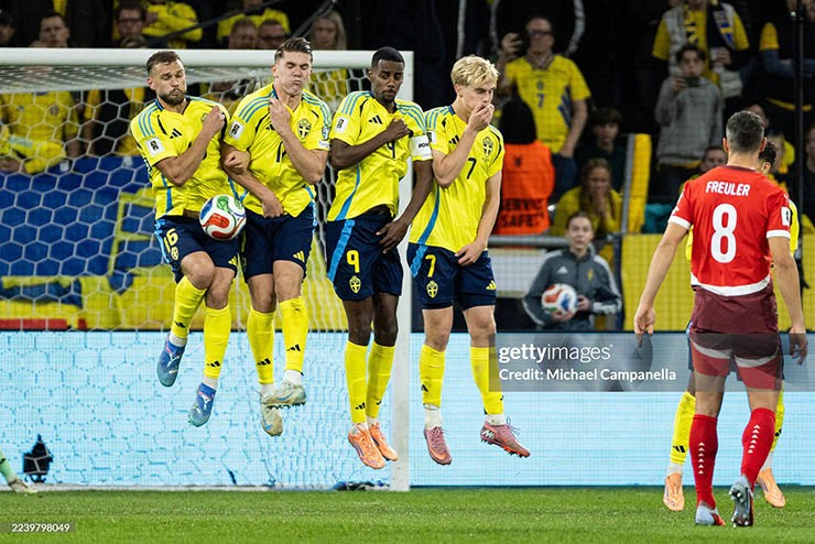 Thụy Điển (áo vàng) nguy cơ lớn trở thành khán giả của vòng chung kết World Cup 2026