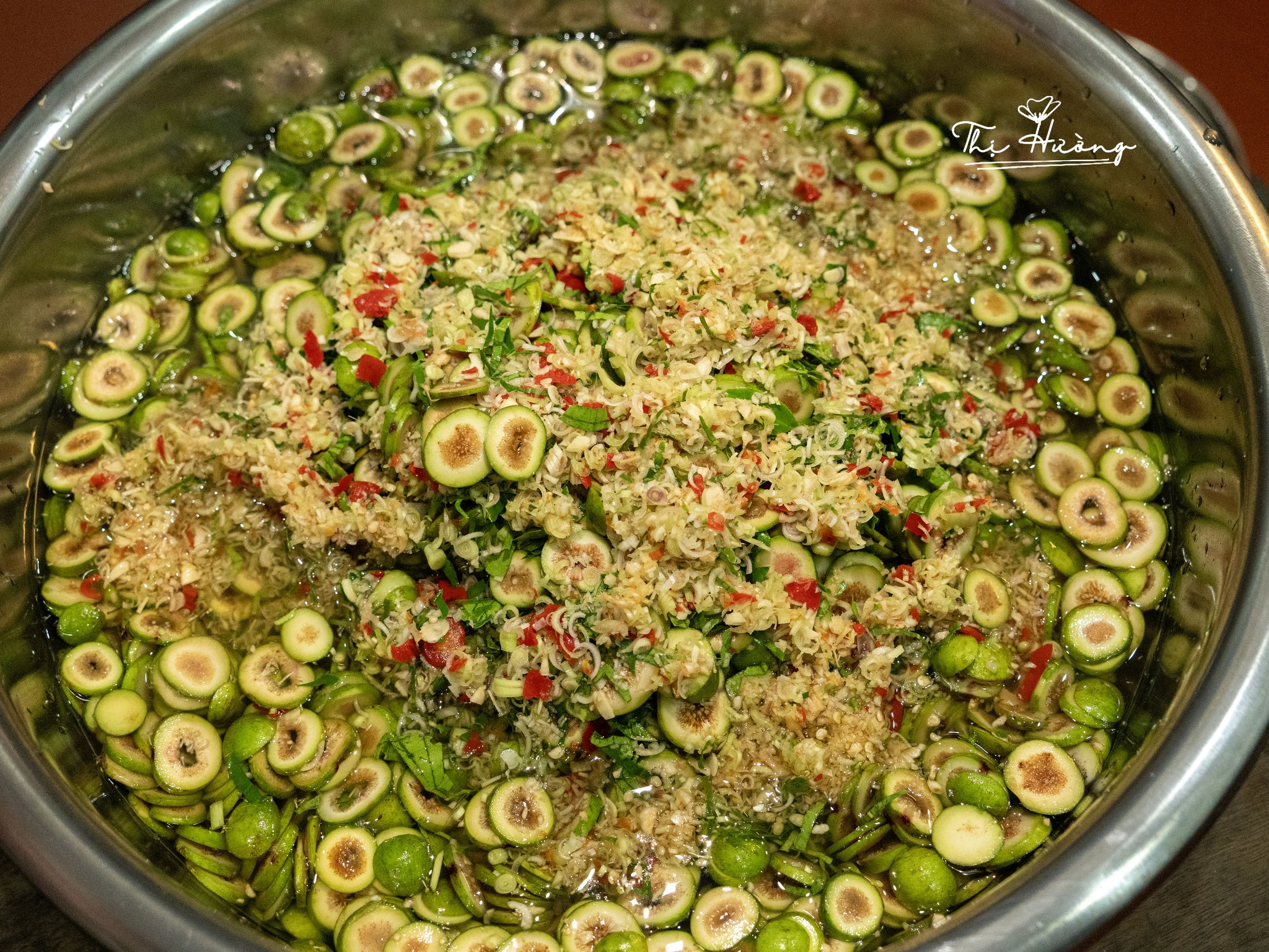 Trộn sung:&nbsp;Trút hỗn hợp nước trộn vào sung, đảo đều tay, sau khi ngâm 1 tiếng là có thể ăn được, cho vào hũ bảo quản tủ mát để được 1-2 tuần. Càng để lâu sung sẽ càng ngấm gia vị và càng ngon. Lưu ý:&nbsp;dùng vật nặng chèn bề mặt sung ngập nước để không bị thâm.