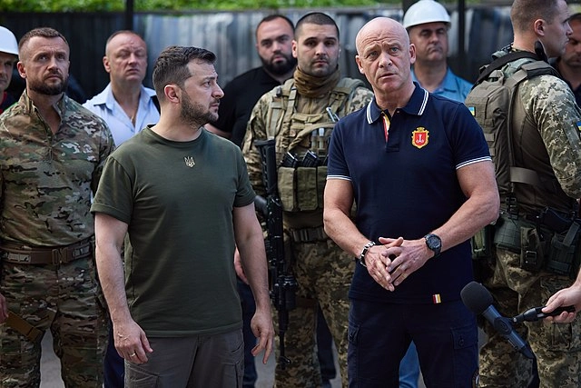 Thị trưởng thành phố Odessa Hennadiy Trukhanov (phải) đứng cạnh Tổng thống Ukraine Volodymyr Zelensky trong ảnh chụp năm 2022. Ảnh: Kyiv Post.