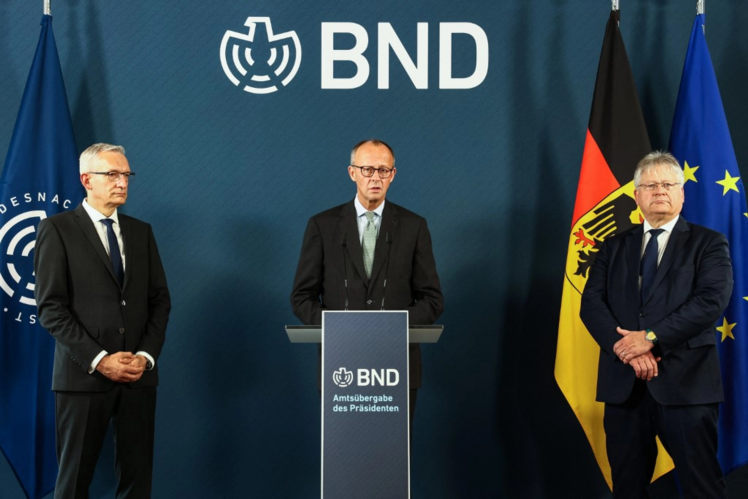 Ông Martin Jaeger (trái) đứng cạnh Thủ tướng Đức Friedrich Merz trong ảnh chụp vào ngày 11/9/2025. Ảnh: AFP.