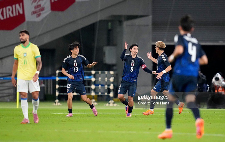 Nhật Bản lội ngược dòng đánh bại Brazil
