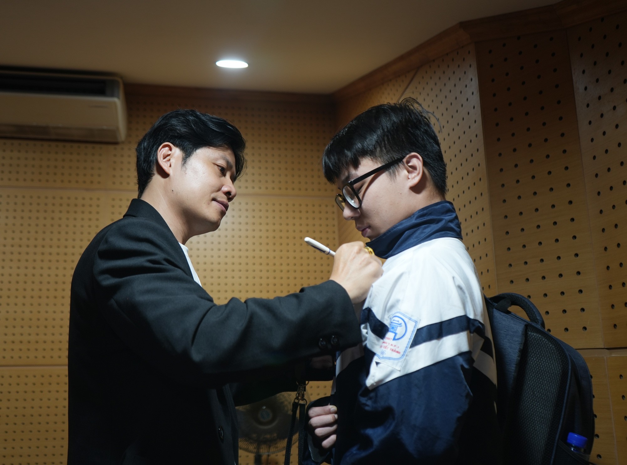 Nam sinh cho biết, em là fan của "cụ Chung" và mong muốn có được chữ ký của nam nhạc sỹ .