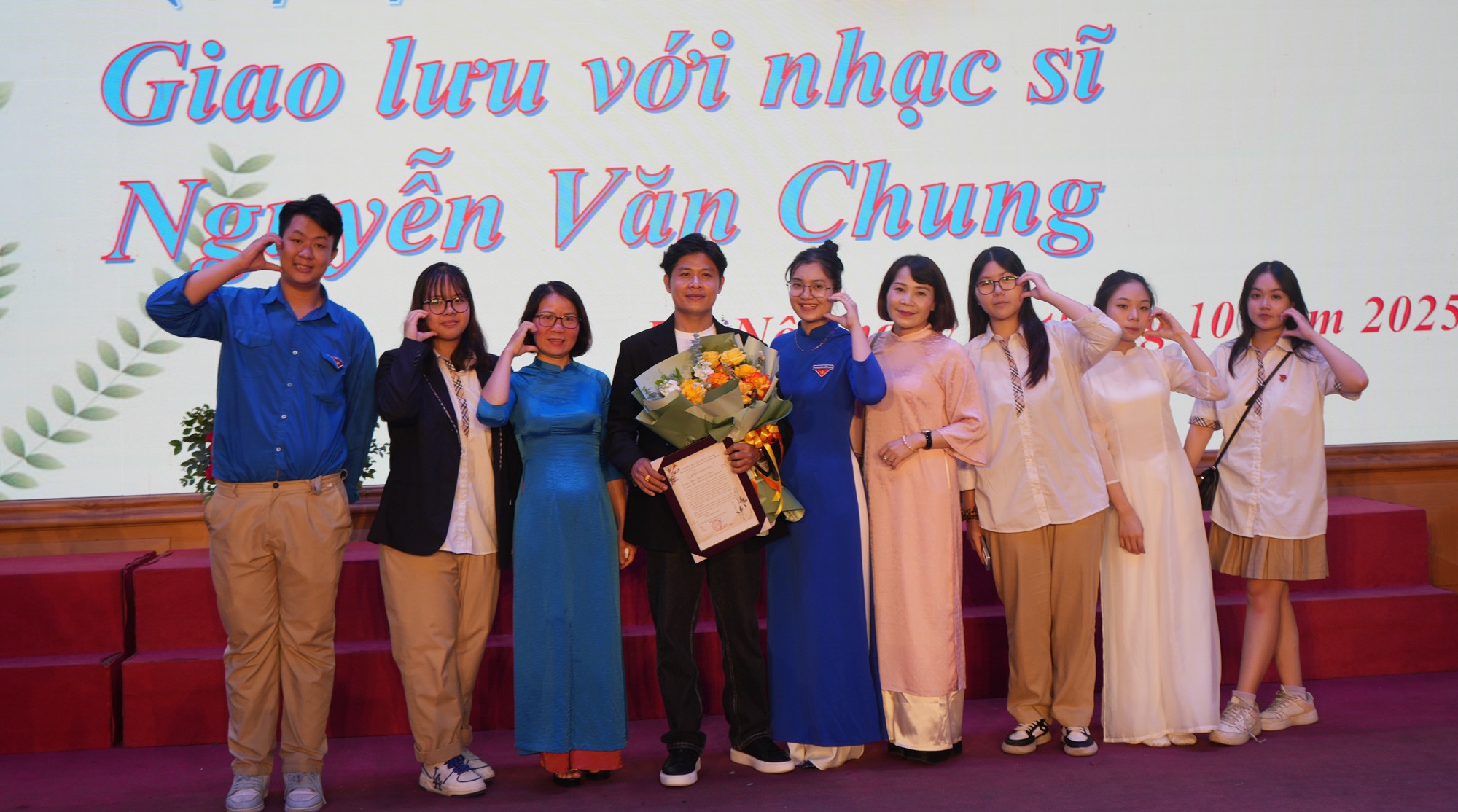 Nhạc sĩ Nguyễn Văn Chung cho biết, anh rất vui khi những bài hát của mình được giới trẻ đón nhận, yêu thích