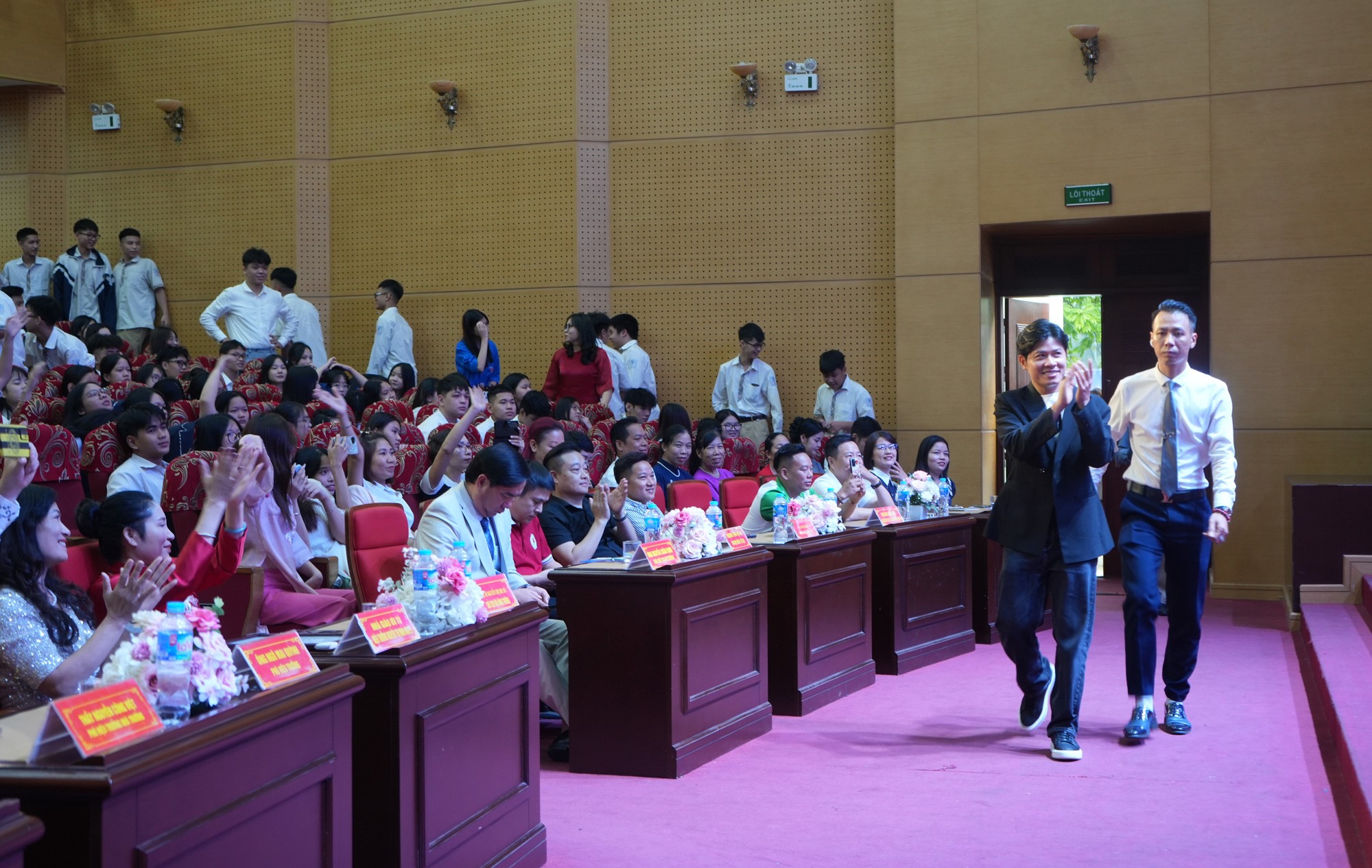 Trong buổi sáng 14/10, nhạc sĩ Nguyễn Văn Chung tới giao lưu với trường THPH Nguyễn Tất Thành