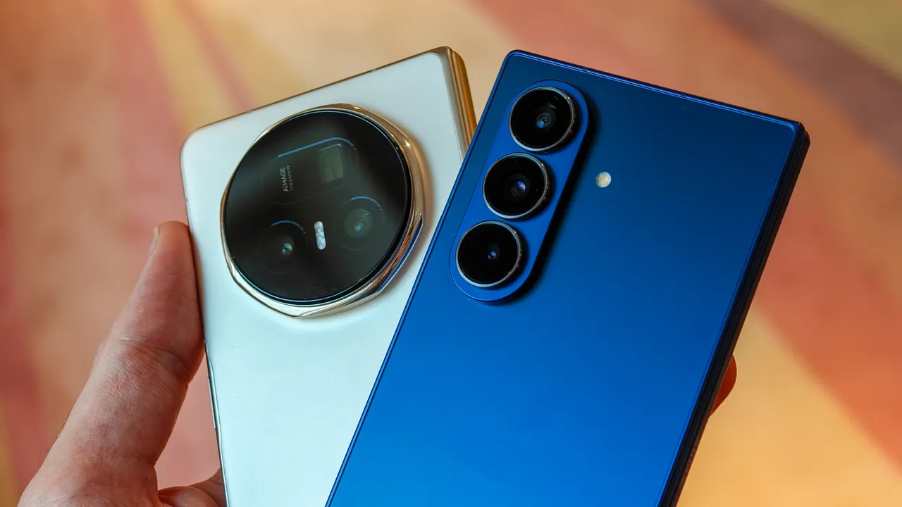 Camera cụm tròn độc đáo&nbsp;của Magic V5 (trái) và chạy dọc truyền thống của Galaxy Fold7 (phải). (Ảnh:&nbsp;Basil Kronfi/T3)