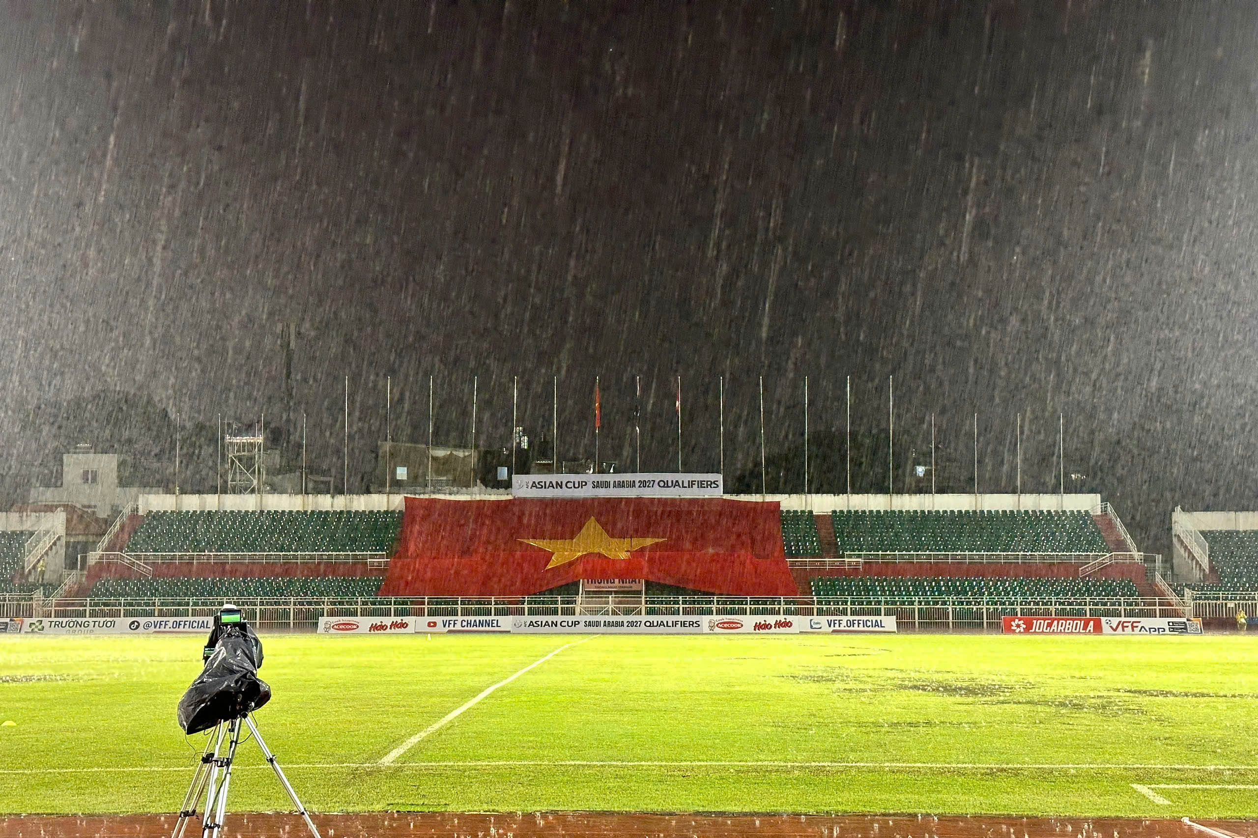 Để đảm bảo cho trận đấu diễn ra thuận lợi, ban tổ chức quyết định hoãn trận đấu 30 phút, cụ thể dự kiến 20h thì 2 đội mới ra sân thi đấu. 