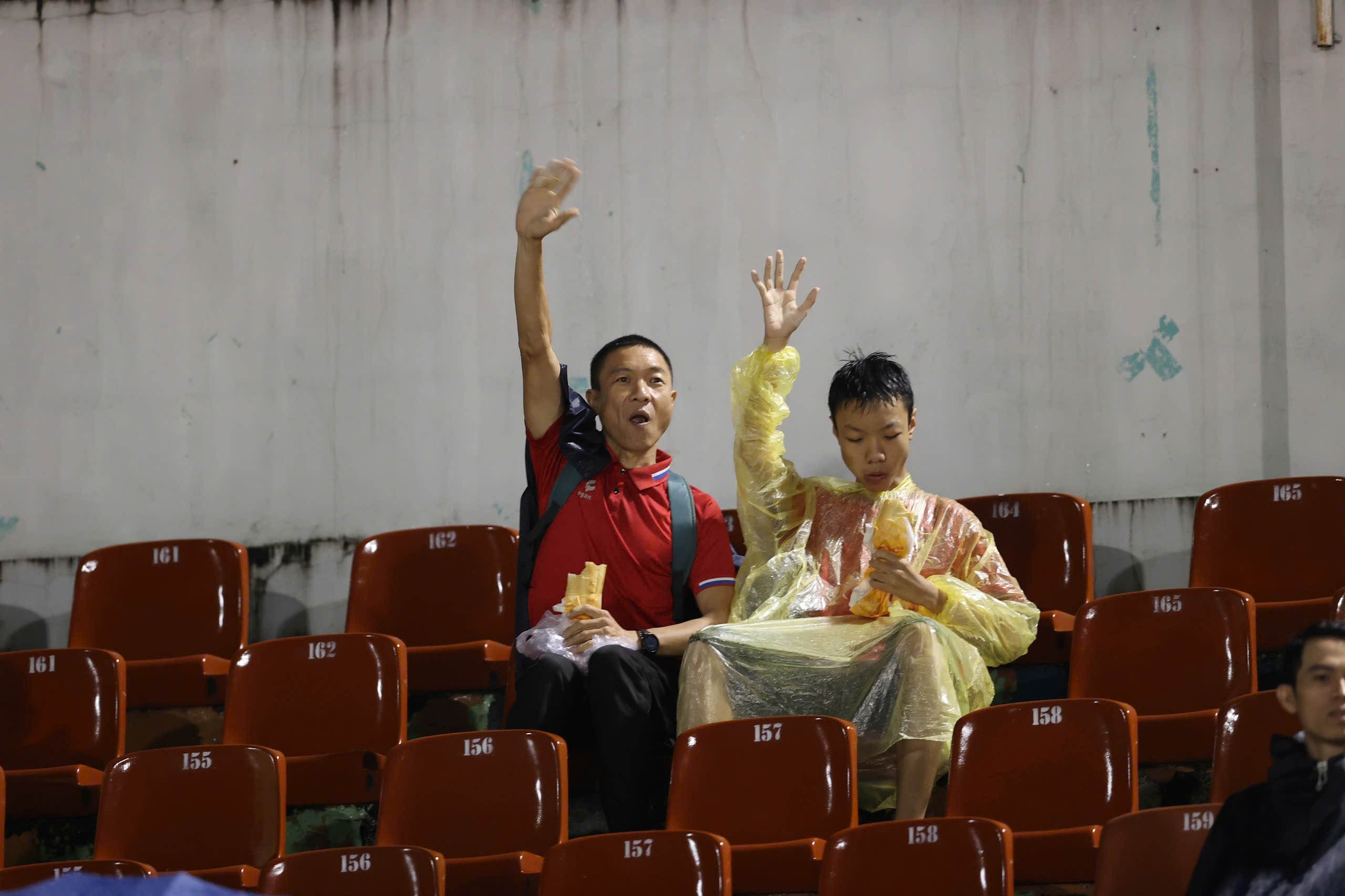 Có cả những CĐV không cần mặc áo mưa, tranh thủ ăn trước trận để có sức cổ vũ cho ĐT Việt Nam.