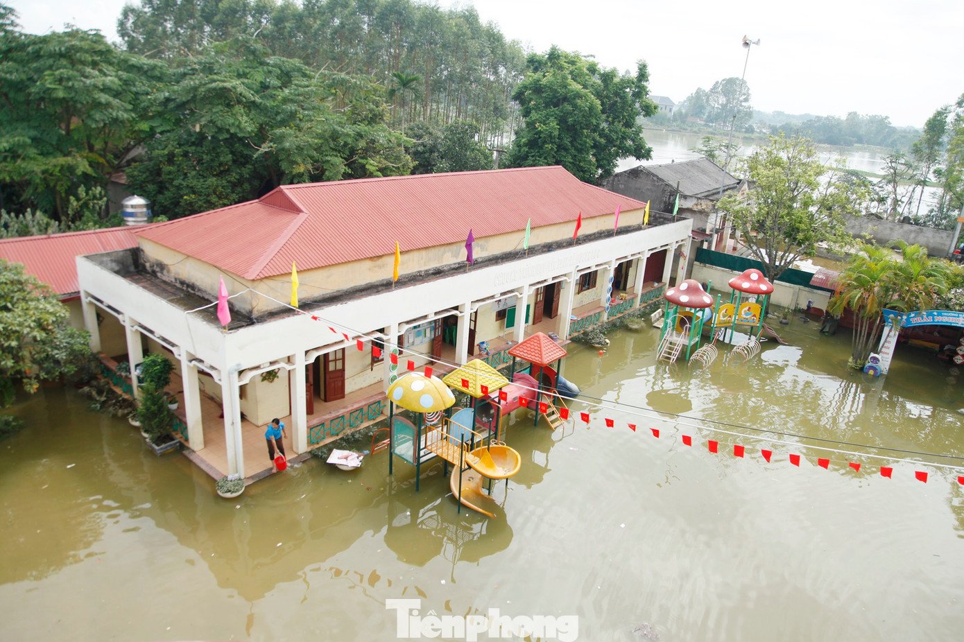 Trường Mầm non Dương Đức vẫn còn bị ngập ở sân trường. Ảnh: Nguyễn Thắng