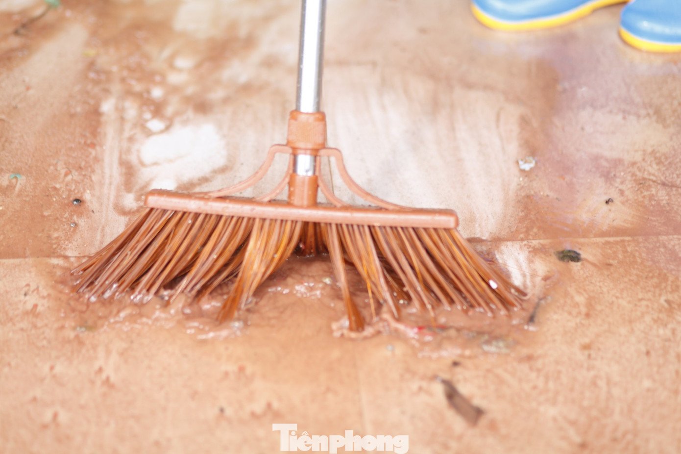 Các cô giáo thu dọn bùn đất ở lớp học. Ảnh: Nguyễn Thắng