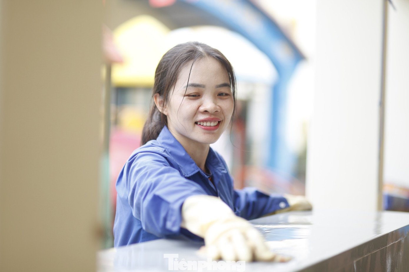 Các cô giáo cọ rửa lớp học sau lũ. Ảnh: Nguyễn Thắng