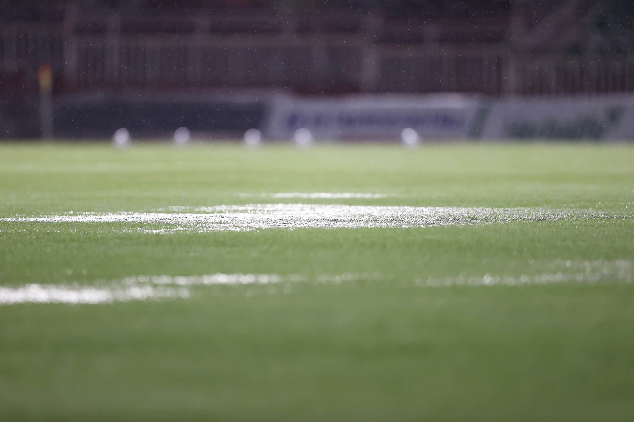 Mặt sân Thống Nhất lõng bõng nước mưa, qua đó sẽ khiến chất lượng trận đấu bị ảnh hưởng ít nhiều.