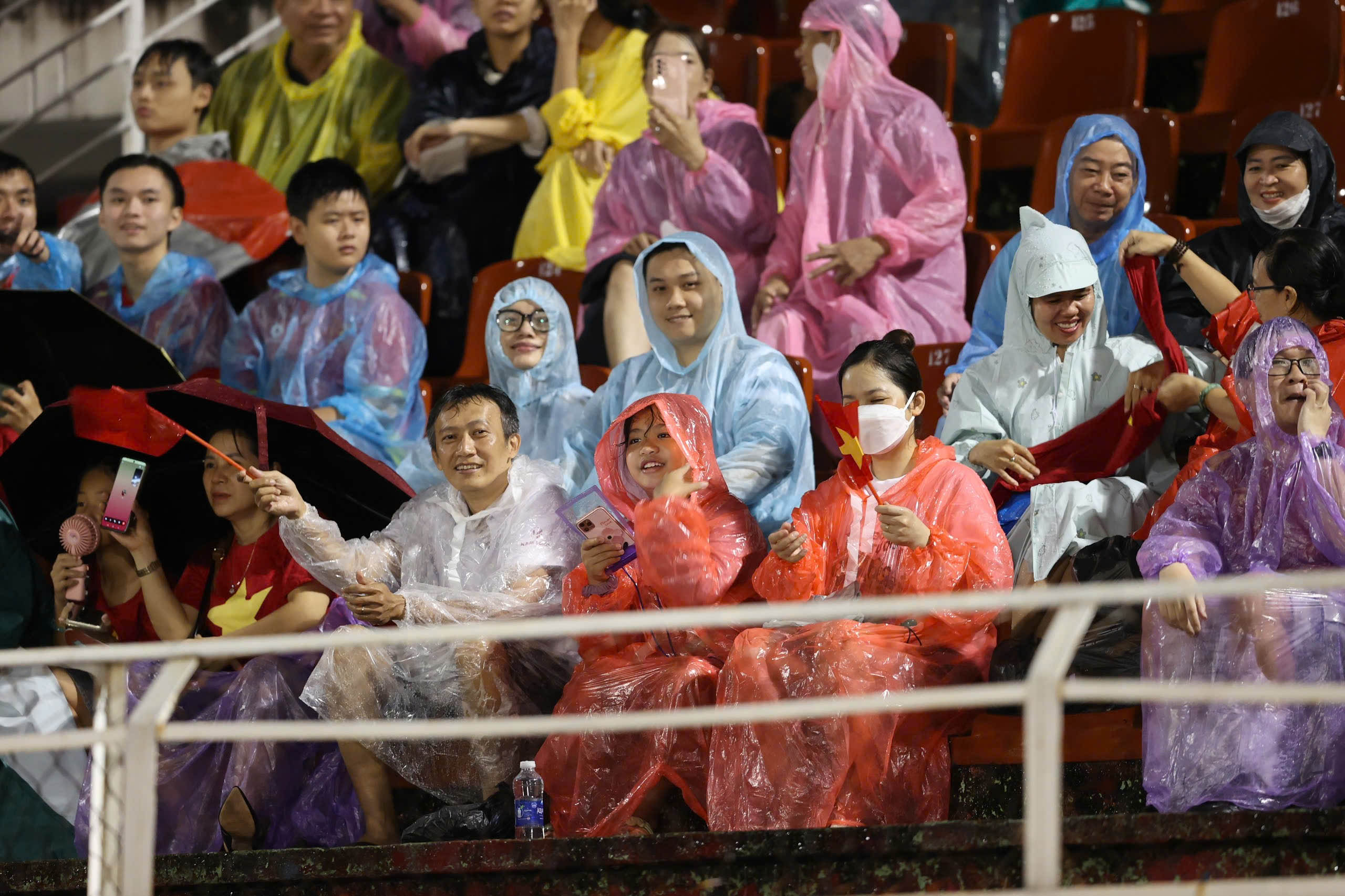 Ánh mắt, nụ cười rạng rỡ của CĐV Việt Nam trên khán đài, trông chờ vào chiến thắng tiếp theo của "Các chiến binh sao vàng".