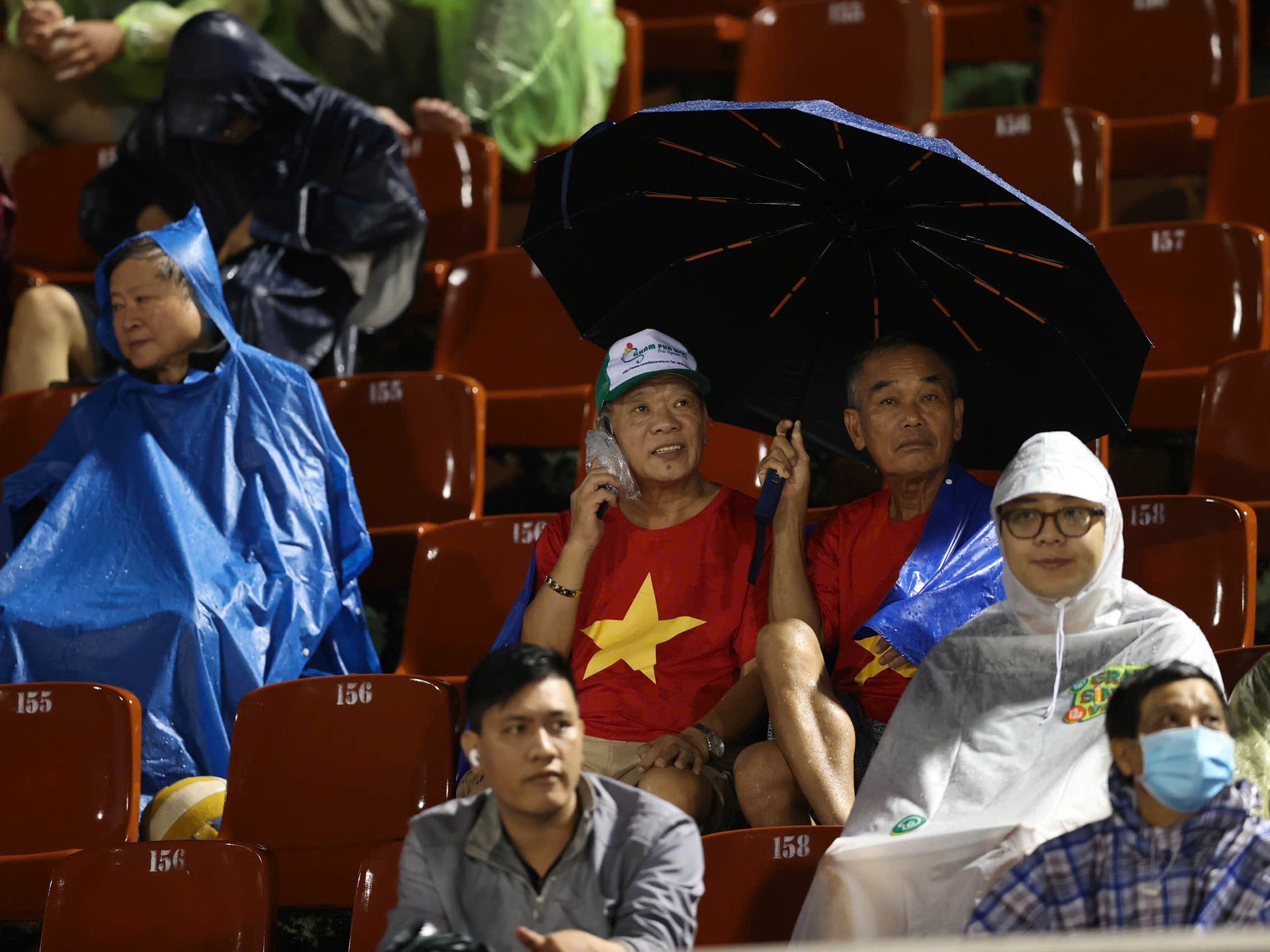 Các CĐV lớn tuổi không quản ngại thời tiết để tới sân tiếp sức cho đoàn quân HLV Kim Sang Sik. 