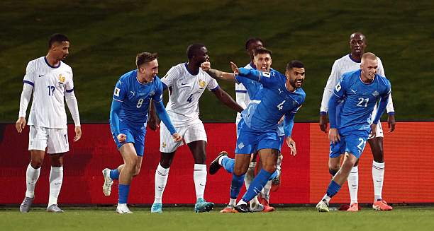 Iceland bất ngờ dẫn trước nhờ bàn thắng của Palsson ở cuối hiệp 1