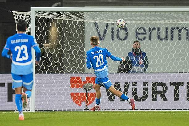 Hlynsson ghi bàn dễ dàng cho Iceland trong thế 2-đấu-1