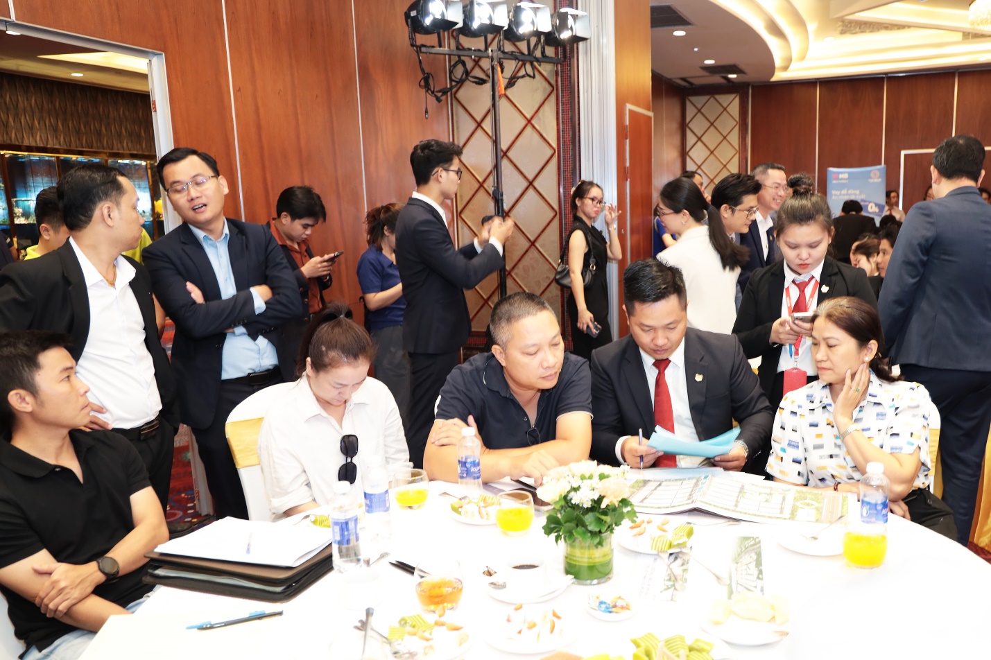 Sự kiện thu hút đông đảo khách hàng trẻ quan tâm đến Đô thị thương mại The 826 EC nhờ mức giá hợp lý cùng vị trí kết nối thuận tiện trung tâm thành phố, đáp ứng nhu cầu an cư của thế hệ trẻ.