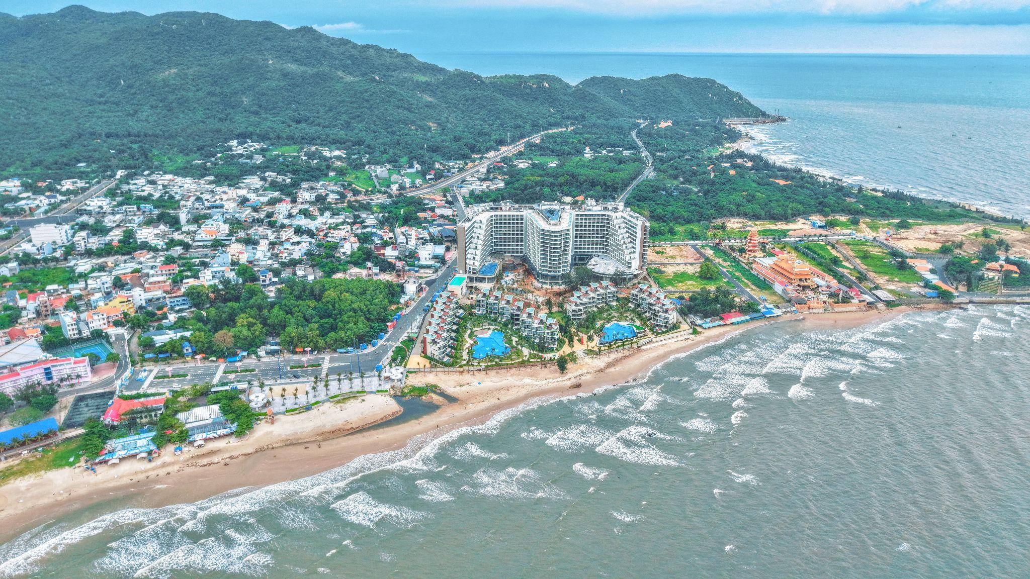 Charm Resort Long Hải sở hữu địa thế “Tựa sơn - hướng thuỷ”