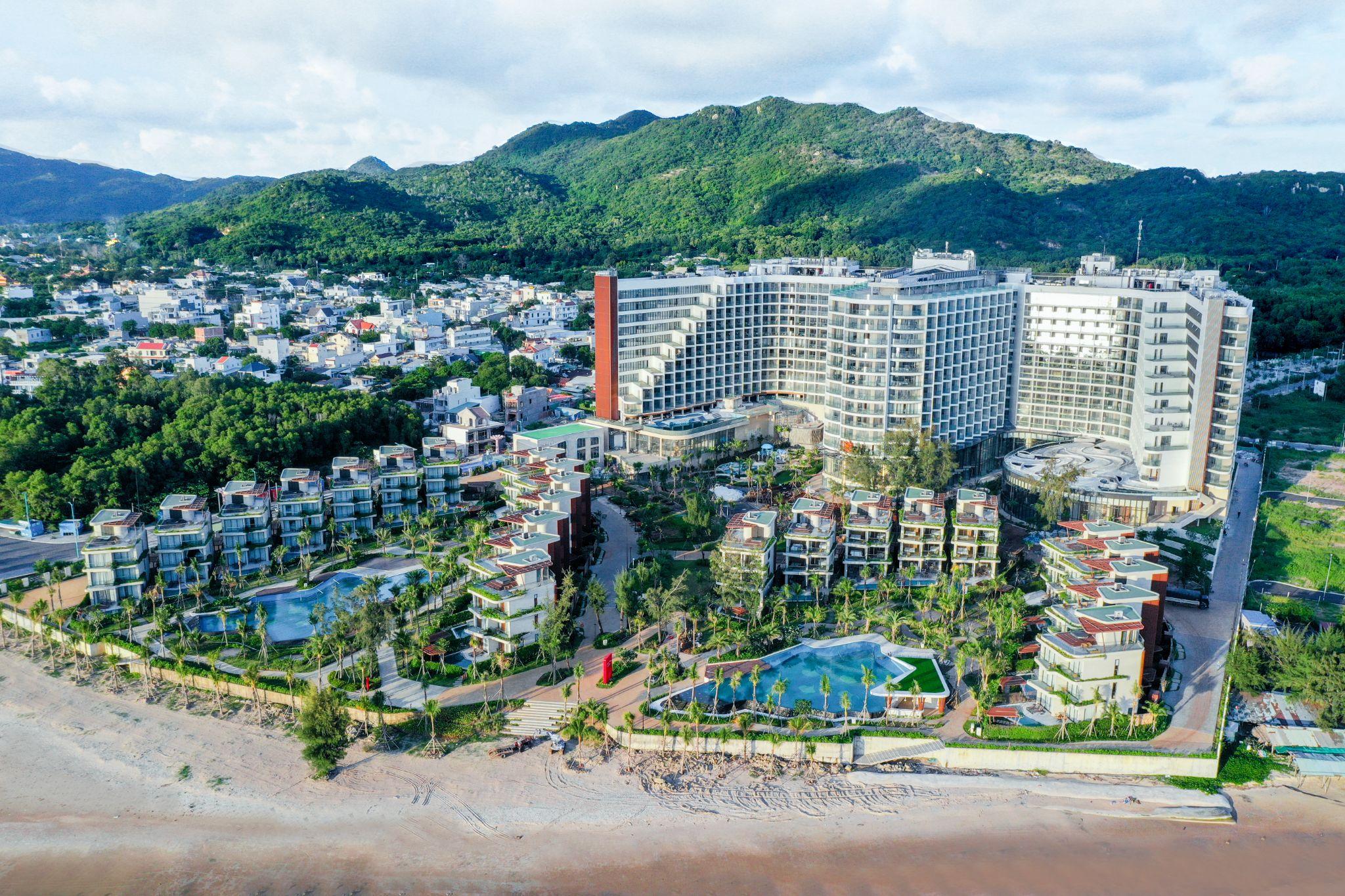 Dựa trên địa thế tự nhiên, khu nghỉ dưỡng được thiết kế với phần lưng tựa núi, mặt tiền uốn cong “ôm” lấy biển&nbsp;