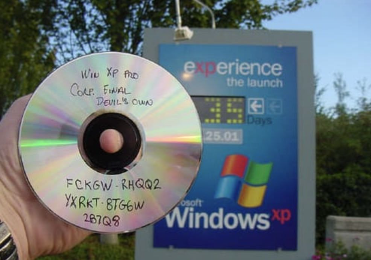 Đĩa CD cài đặt Windows XP và mã kích hoạt quen thuộc.