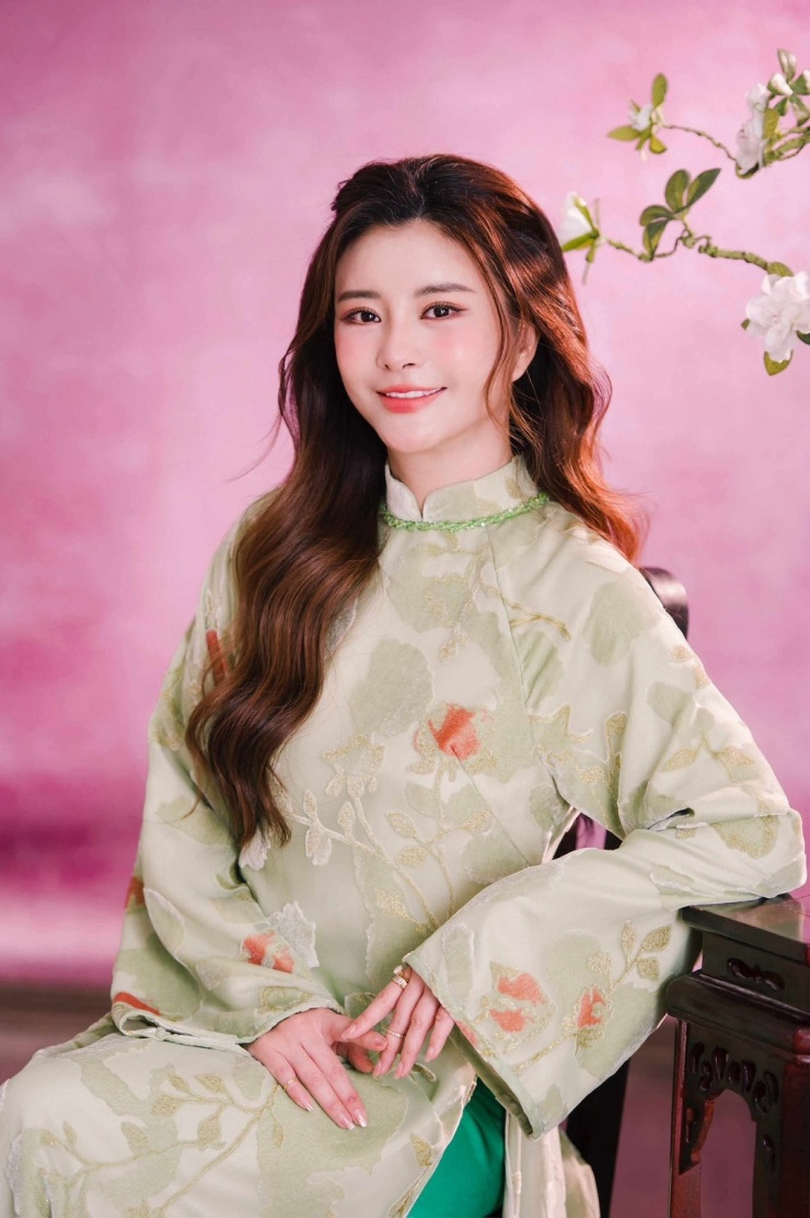 Sau khi trải qua quá trình “tân trang” nhan sắc, NSƯT Kim Oanh dường như ngày càng tự tin hơn với diện mạo mới.