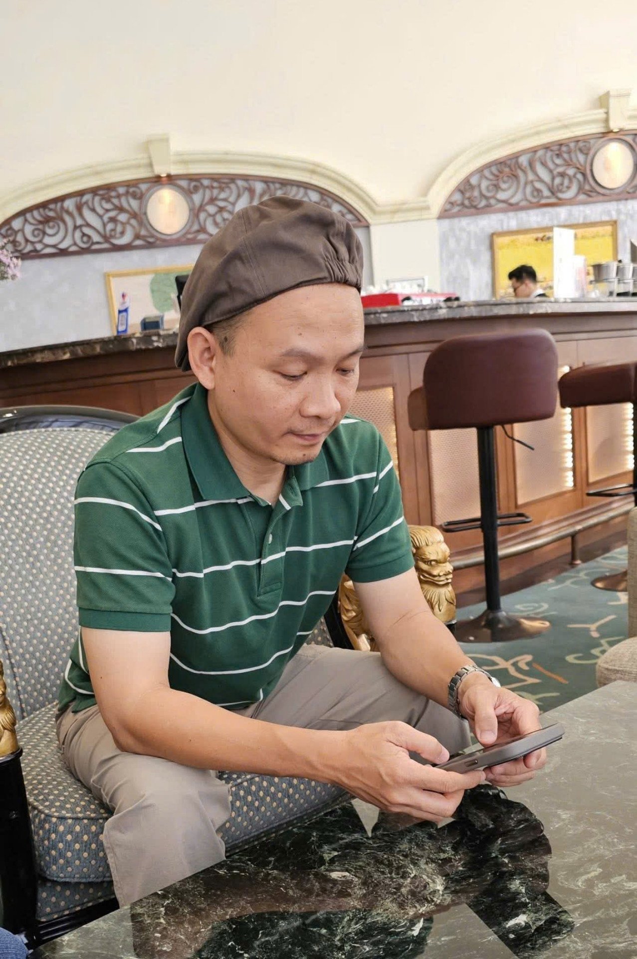Tin sao Việt 13/10: Đạo diễn Lại Bắc Hải Đăng đăng tải ảnh mình và bố - MC Lại Văn Sâm cùng đội chiếc mũ với "2 số phận khác nhau". Sau nghỉ hưu, nam MC thảnh thơi, thường xuyên tụ họp gia đình và du lịch. 