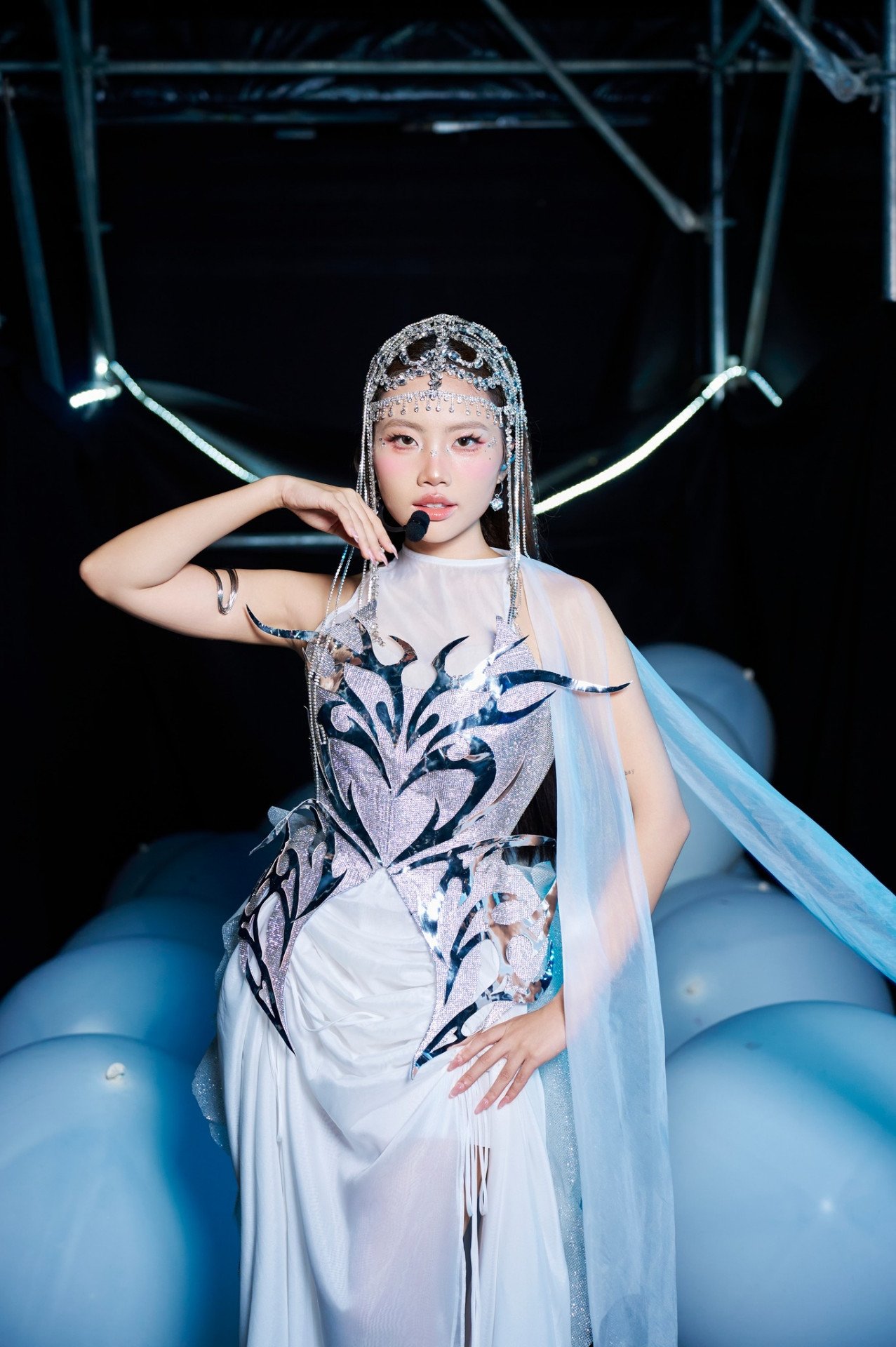 Ca sĩ Phương Mỹ Chi tiết lộ trang phục trình diễn ở sân khấu "Em xinh say hi". Cô vừa lên tiếng xin lỗi khán giả sau sự cố âm thanh trong concert vừa qua, tiết lộ đây là tình huống lần đầu gặp phải trong 12 năm làm nghề. 