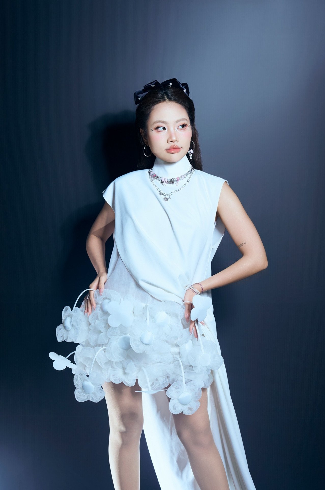 Ca sĩ Phương Mỹ Chi tiết lộ trang phục trình diễn ở sân khấu "Em xinh say hi". Cô vừa lên tiếng xin lỗi khán giả sau sự cố âm thanh trong concert vừa qua, tiết lộ đây là tình huống lần đầu gặp phải trong 12 năm làm nghề. 