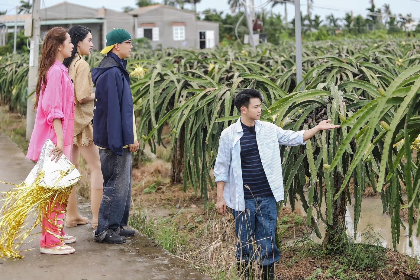 Dàn cast show Hàng xóm mới.