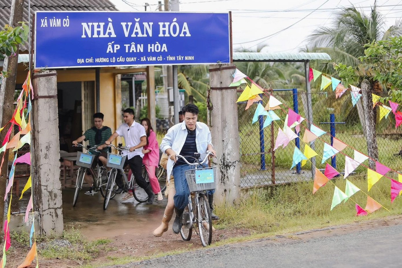 Dàn cast show Hàng xóm mới.