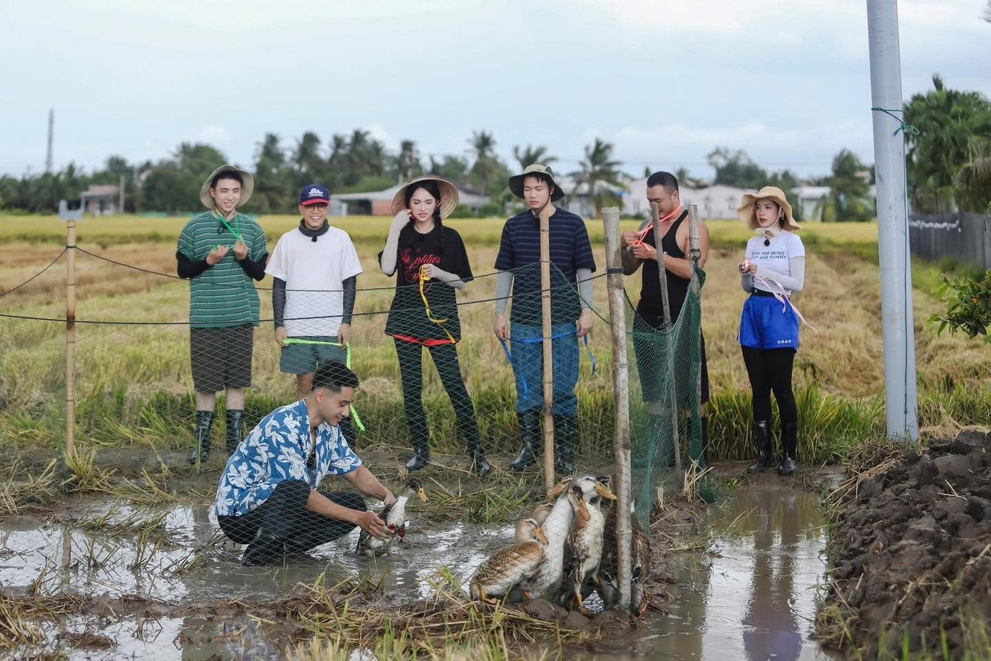 Dàn cast show Hàng xóm mới.