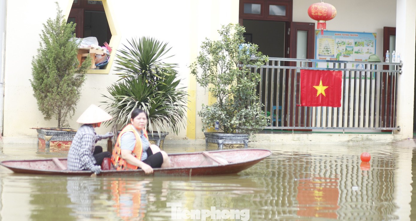 Cô giáo Bắc Ninh bì bõm lội nước dọn bùn đất chờ đón trẻ đến trường - 17