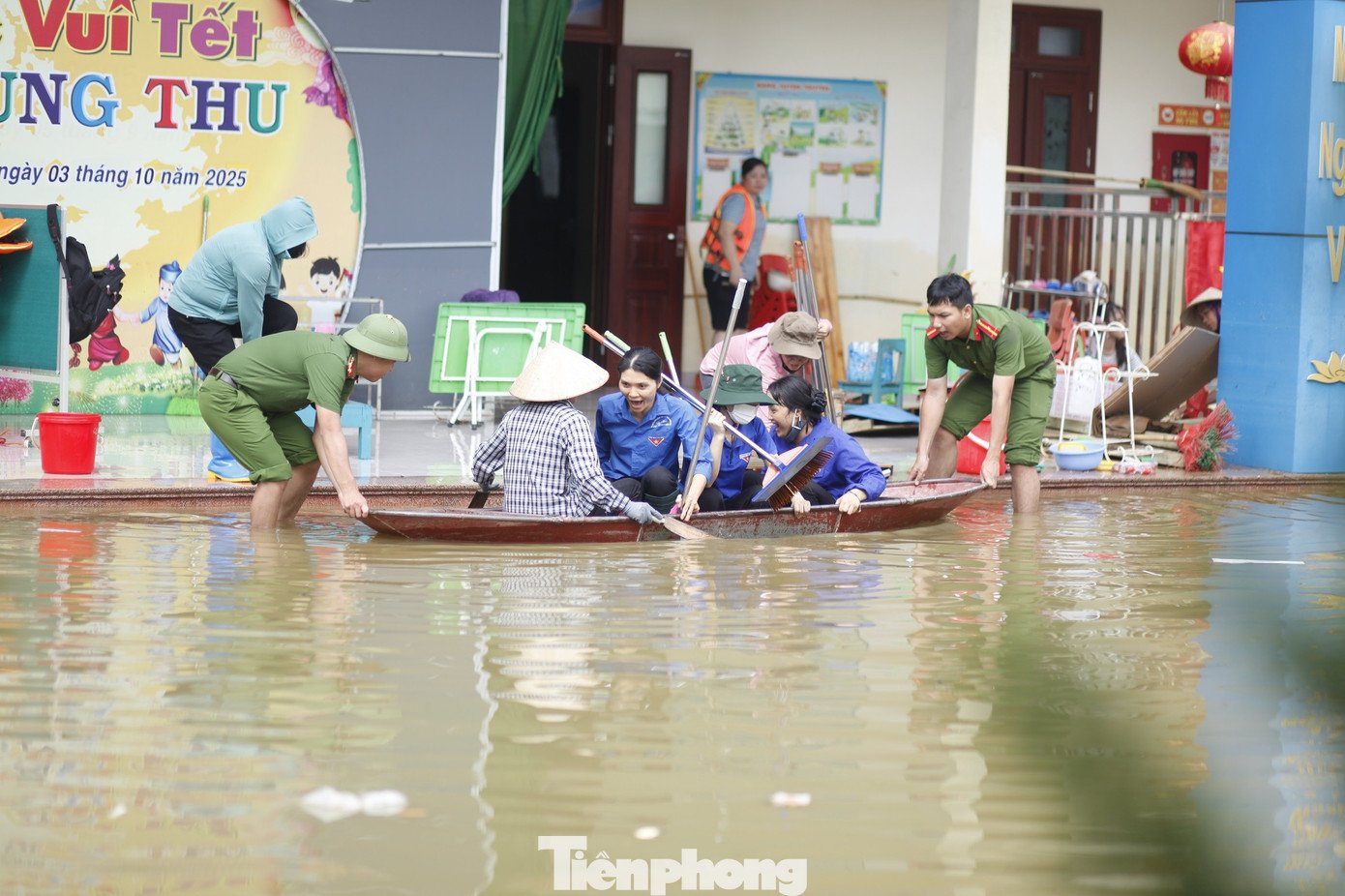 Cô giáo Bắc Ninh bì bõm lội nước dọn bùn đất chờ đón trẻ đến trường - 18