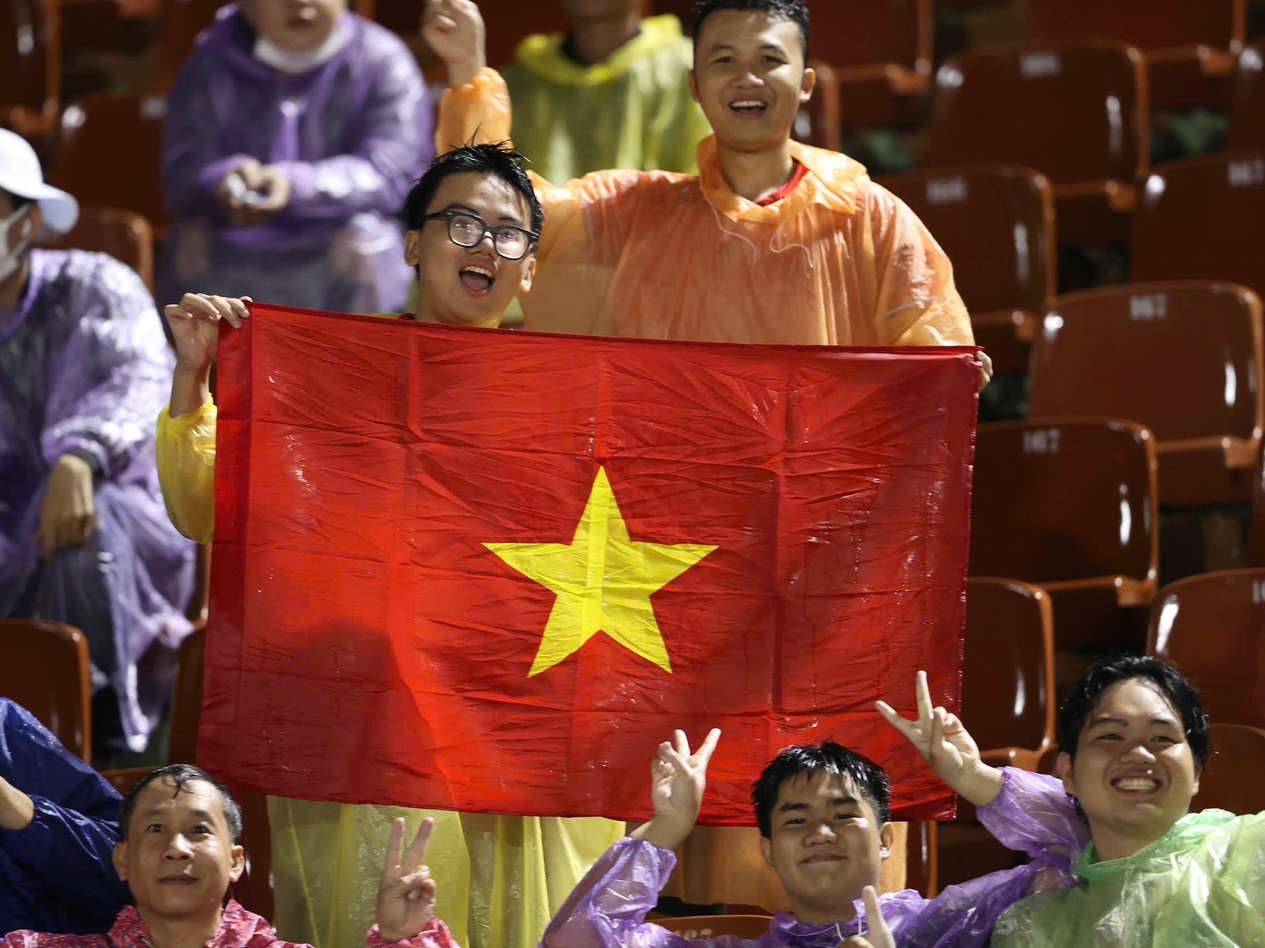 Bất chấp trời mưa to, các khán giả vẫn có mặt từ sớm để cổ vũ cho ĐT Việt Nam.