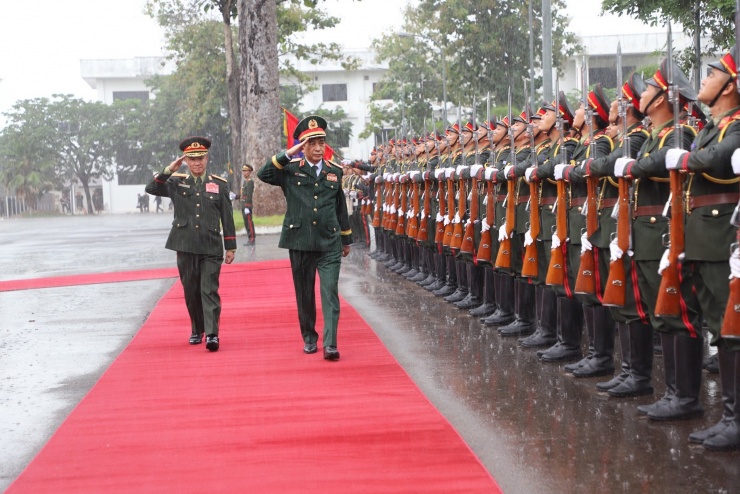 Đại tướng Phan Văn Giang và Thượng tướng Khamliang Outhakaysone duyệt Đội danh dự Quân đội nhân dân Lào. Ảnh: BQP