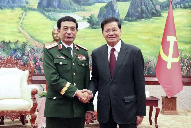 Đại tướng Phan Văn Giang và Tổng Bí thư, Chủ tịch nước Lào Thongloun Sisoulith. Ảnh: BQP