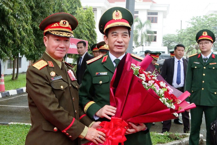 Thượng tướng Khamliang Outhakaysone đón Đại tướng Phan Văn Giang. Ảnh: BQP