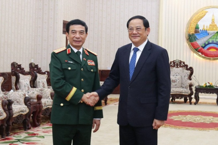 Đại tướng Phan Văn Giang và Thủ tướng Lào Sonexay Siphandone. Ảnh: BQP