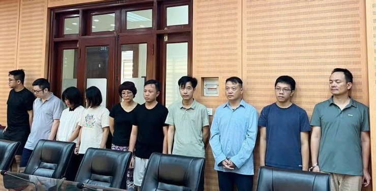 Shart Bình và các bị can trong vụ án.