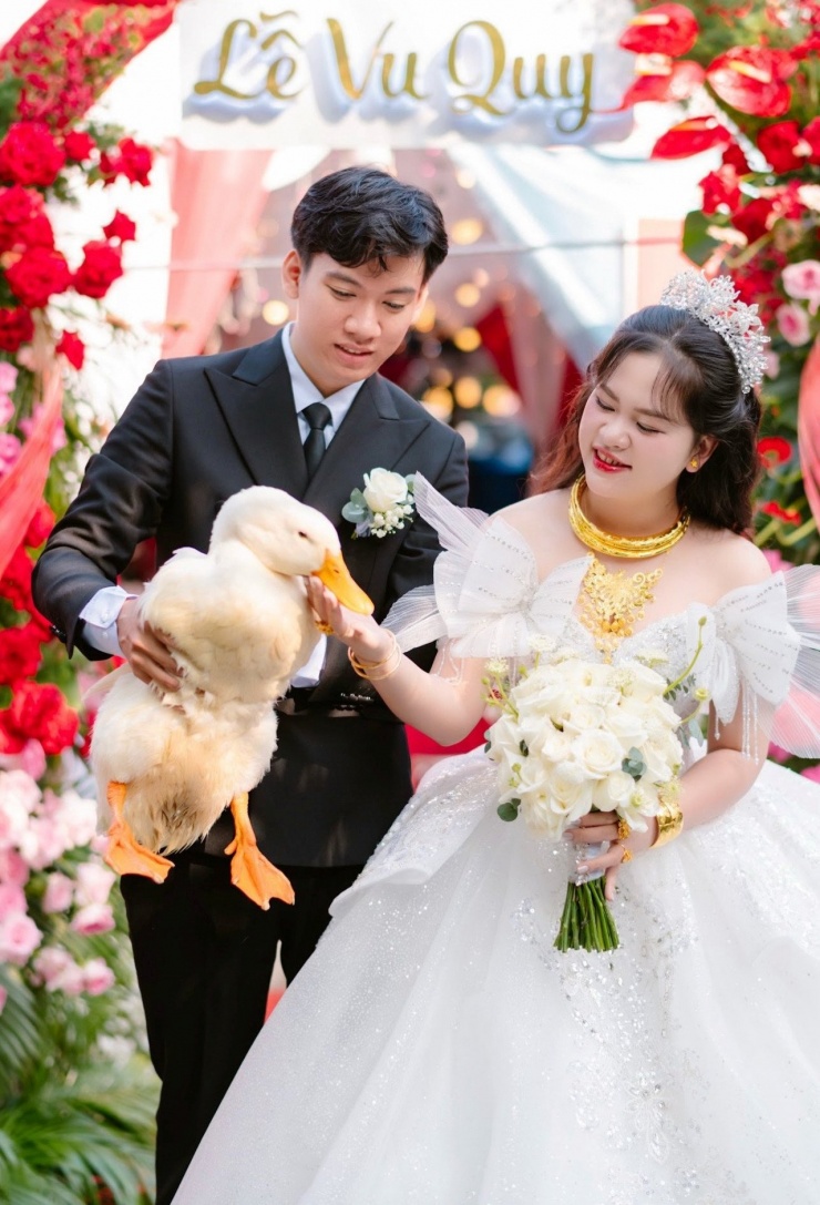Trước đó, hình ảnh vịt Bim Bim xuất hiện trong lễ vu quy của Trang khiến cộng đồng mạng thích thú