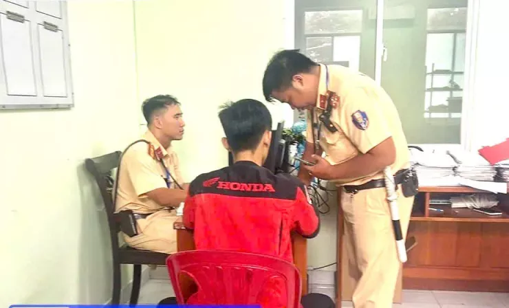 VQT (19 tuổi, quê Cà Mau) làm việc tại cơ quan công an. Ảnh: PC08