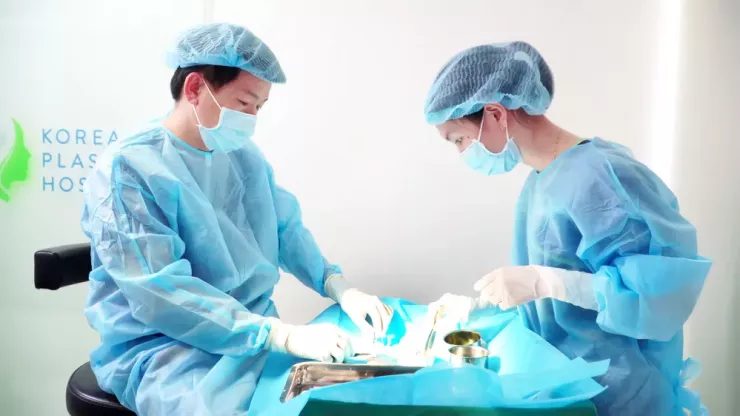 Bệnh viện JW Hàn Quốc phẫu thuật cho bệnh nhân bị biến chứng sau nâng mũi phong thủy. Ảnh: BVCC