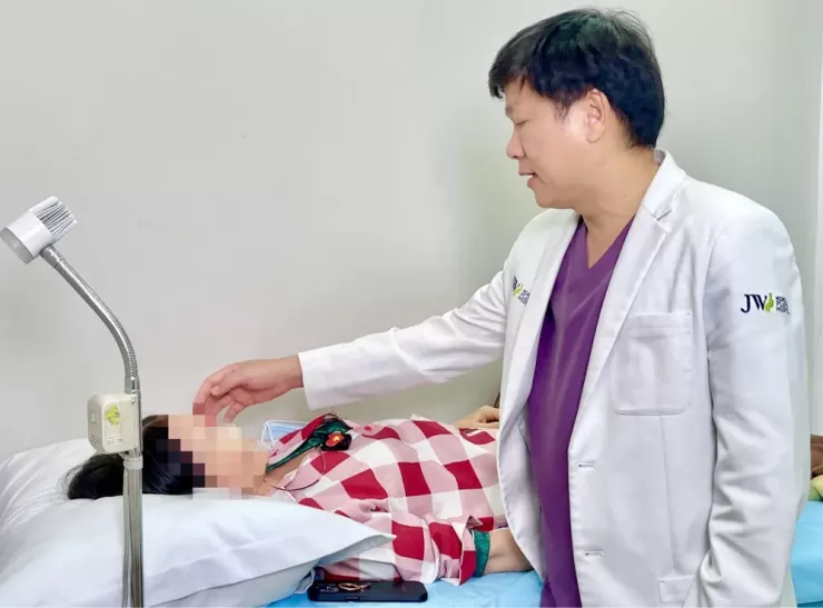 TS.BS Nguyễn Phan Tú Dung, Giám đốc Bệnh viện JW Hàn Quốc, thăm khám cho bệnh nhân biến chứng do nâng mũi phong thủy ở cơ sở không uy tín. Ảnh: BVCC